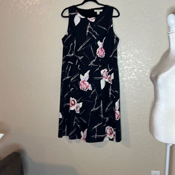 Sejour Dresses & Skirts - Sejour fit and flare floral knee length dress - size 16w